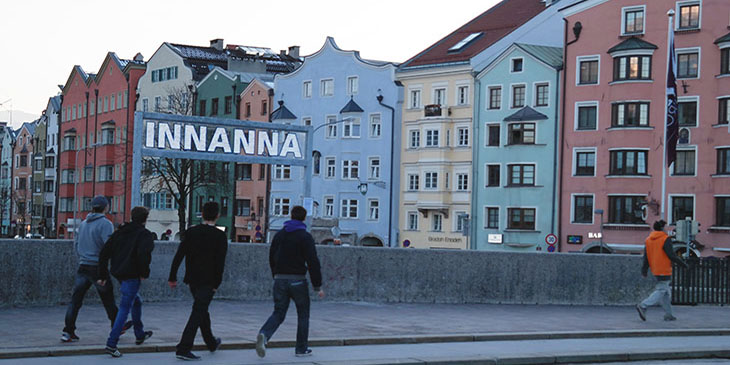 Installation INNANNA bei der Innbrücke in Innsbruck